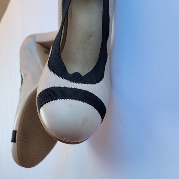 Stuart Weitzman Easily Elastic-Trim Leather Pump, Pan Napa 8.5 - Picture 6 of 12